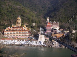 800px-Rishikesh_view_across_bridge