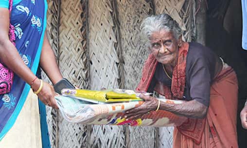 Yellow Silk Cloth (Manja Patu Vastram) to Guruvayurappan at Kerala Powerspot